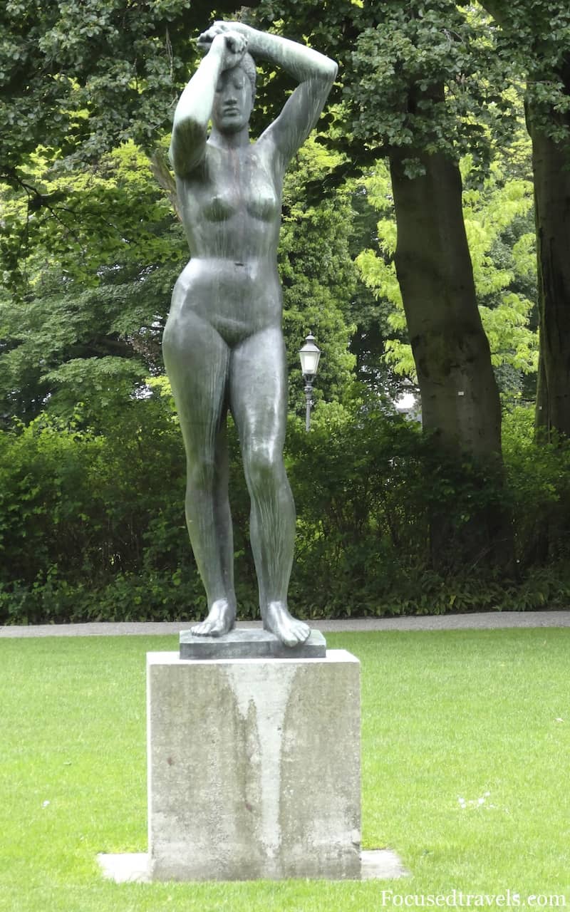 Naked-lady-statue-in-Winterthurs-city-garden