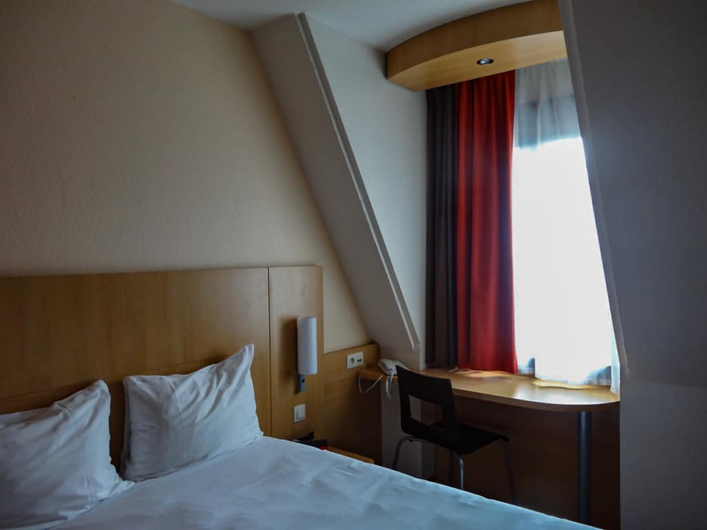 The bedroom in the Hotel ibis Brussels off-Grand Place