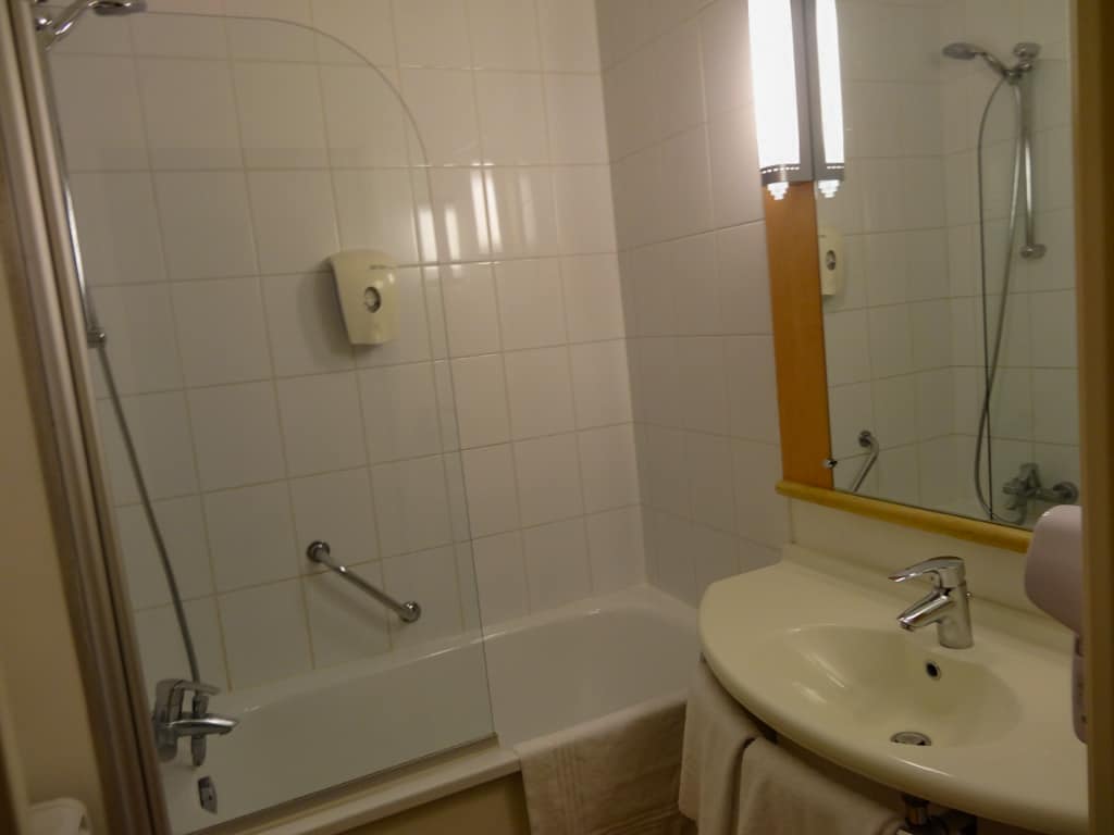 The bathroom in the Hotel ibis Brussels off-Grand Place