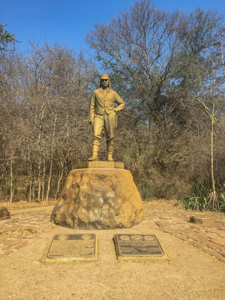 Victoria Falls pictures - David Livingstone statue